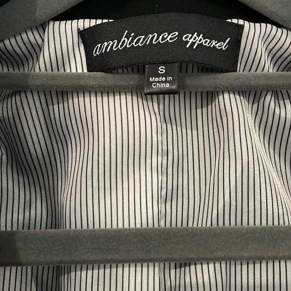 Item #194 Ladies Jacket/Suit Blazer. - Picture 2 of 4